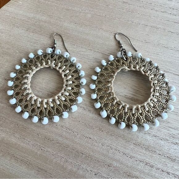 🍭6/$30 White bead and gold tone circle dangle drop earrings - Picture 1 of 5